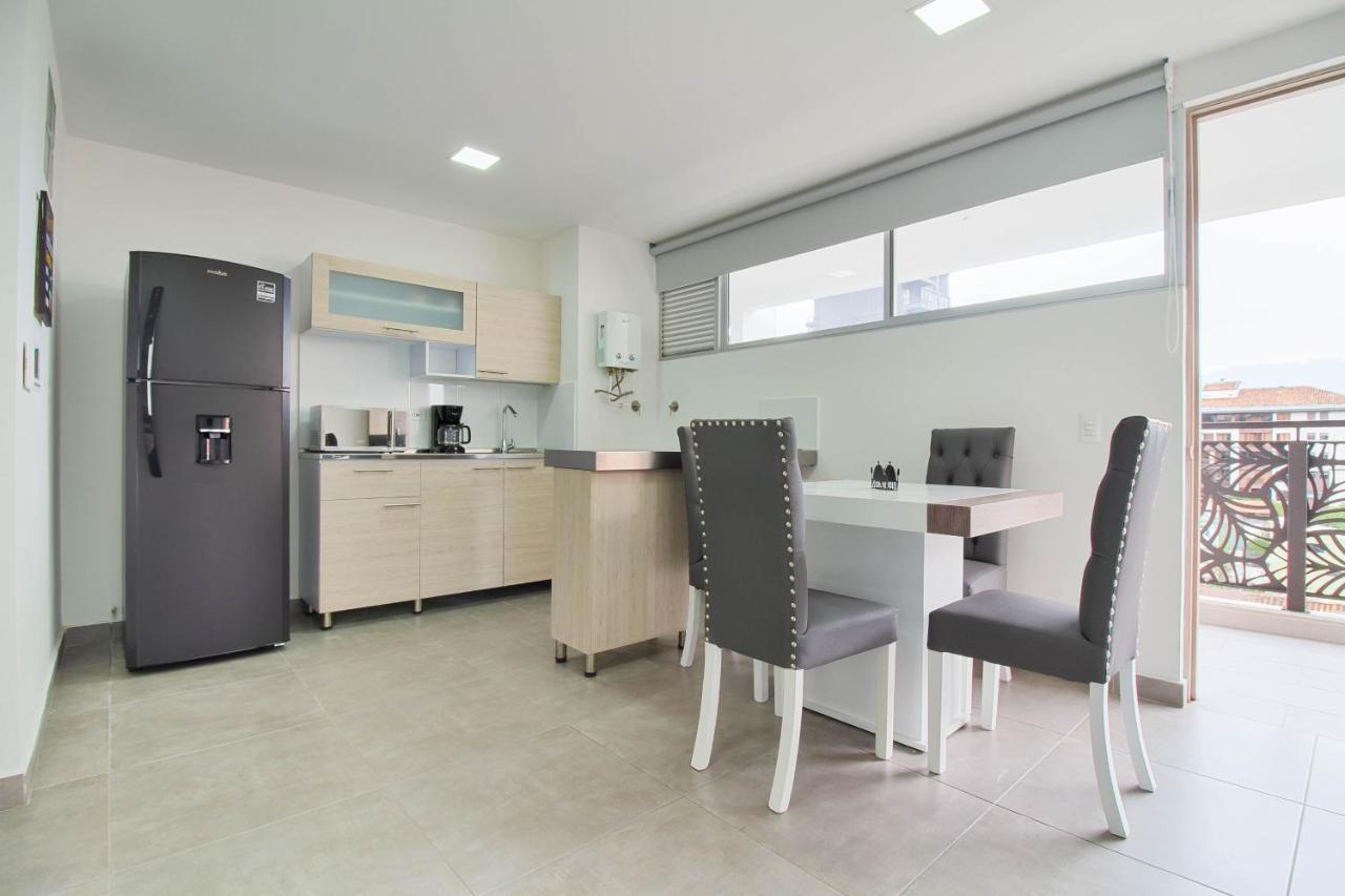 Camelot ApartaHotel Medellin Bagian luar foto