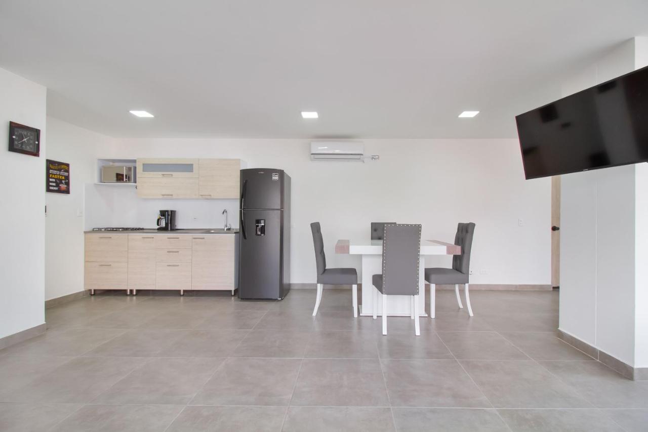 Camelot ApartaHotel Medellin Bagian luar foto
