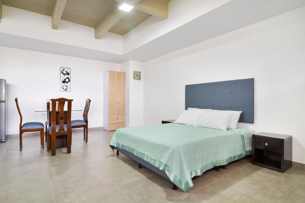 Camelot ApartaHotel Medellin Bagian luar foto