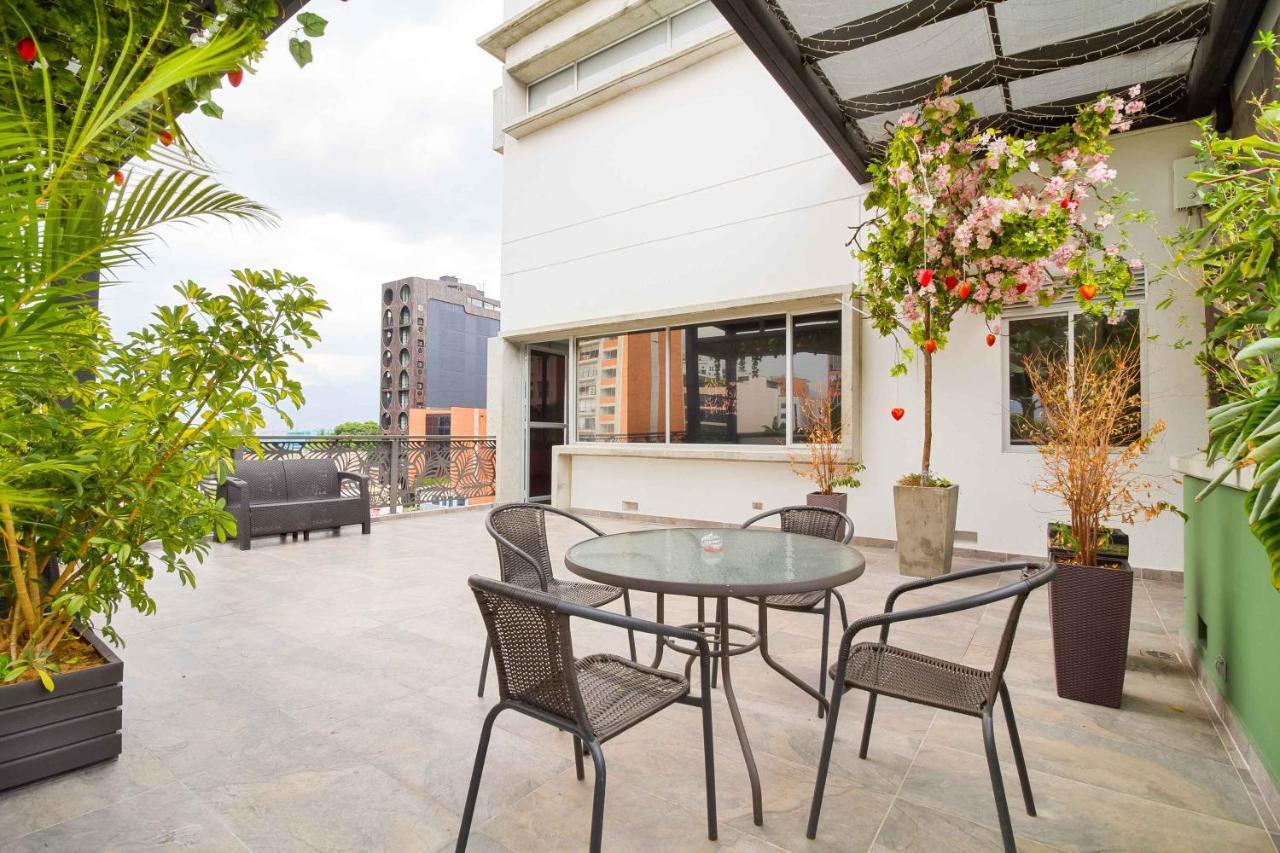Camelot ApartaHotel Medellin Bagian luar foto